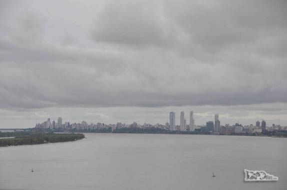 Atravessando a ponte sobre o rio Paraná e observando a cidade de Rosario em sua margem ocidental, na Argentina